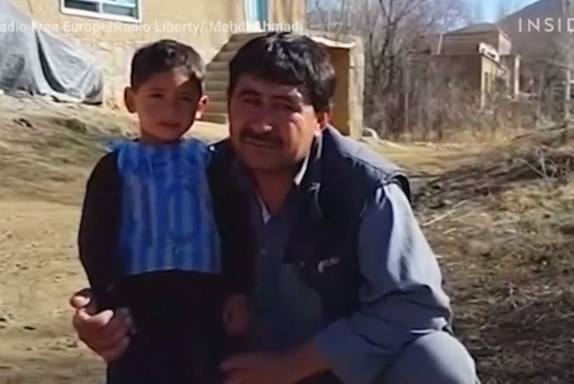 Niño afgano famoso por camiseta de Messi hecha con una bolsa pidió asilo en Pakistán por amenazas