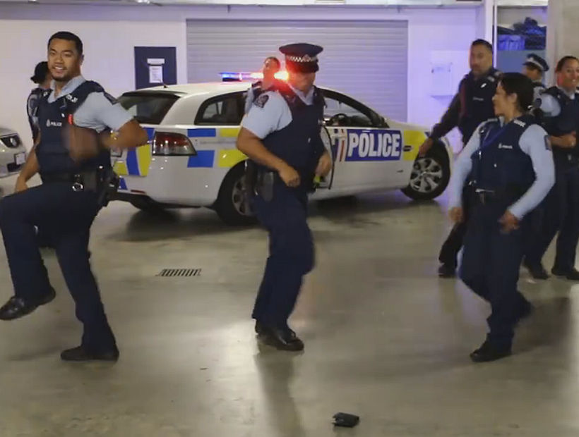 Nueva Zelanda: policías bailaron para reclutar a nuevos funcionarios