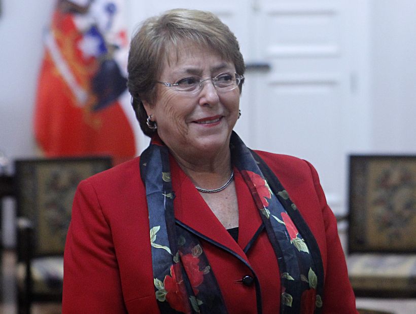 Bachelet partió a Europa: se juntará con Cameron en Londres y participará del Chile Day