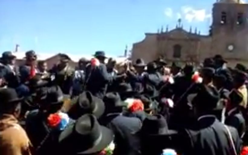 Video muestra el momento en que azotaron a un alcalde peruano por no cumplir promesa de campaña