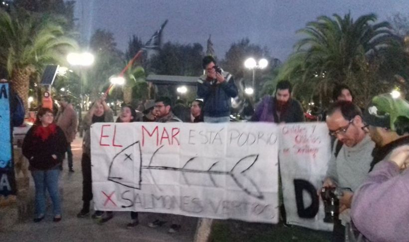 Disturbios se registran en Plaza Italia por protesta en apoyo a Chiloé