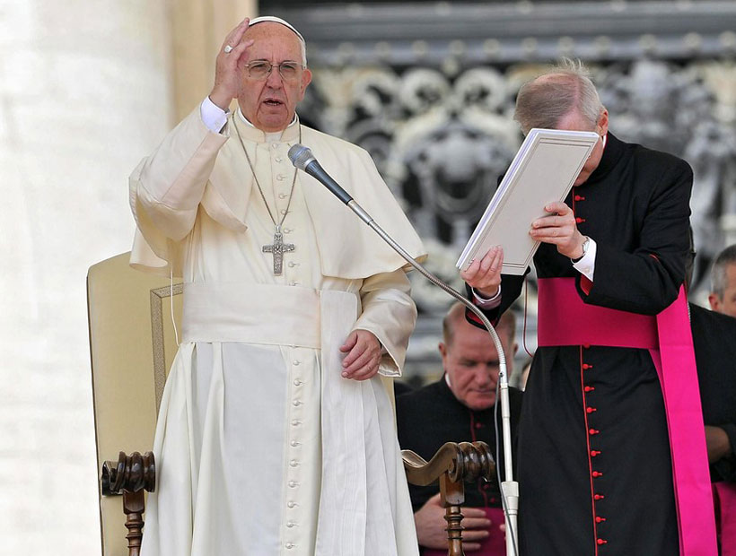 Papa Francisco dijo que funcionarios católicos no deberían estar obligados a celebrar uniones de personas del mismo sexo