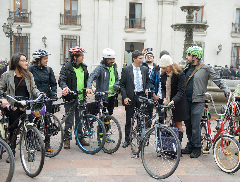 Organizaciones de ciclistas llegaron a La Moneda para sumarse al proceso constituyente