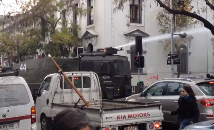 Estudiantes de la Utem interrumpieron el tránsito en calles Dieciocho y Santa Isabel