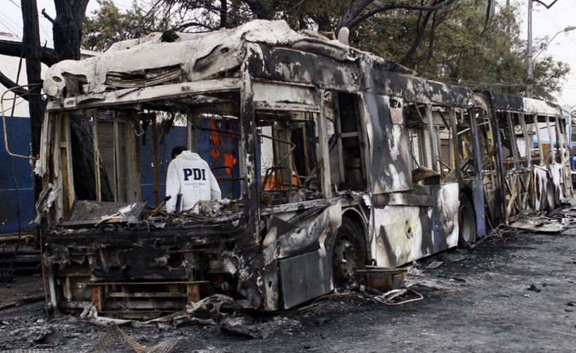 Condenan a tres años de cárcel a pareja que quemó bus del Transantiago en Estación Central