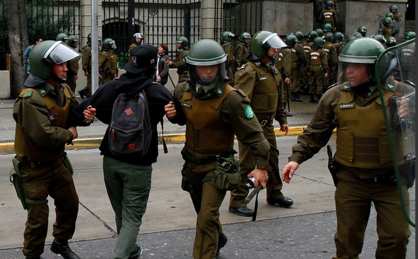 Marcha no autorizada de estudiantes dejó 117 detenidos y 31 carabineros heridos