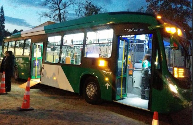 Hoy debutó el primer bus híbrido del Transantiago