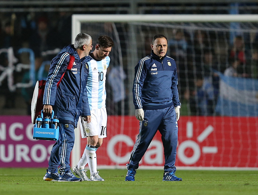 Messi salió lesionado en amistoso y encendió las alarmas en Argentina
