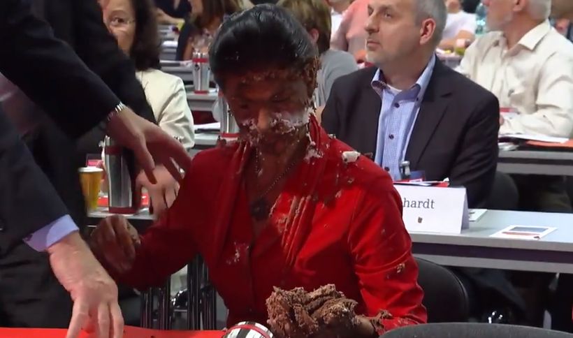 Líder de la oposición alemana recibió un "tartazo" en el rostro en plena convención