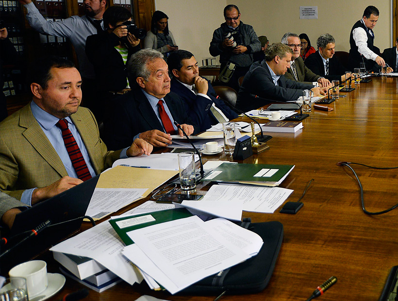 Diputados debatieron en comisión de Constitución proyecto que reduce dieta parlamentaria