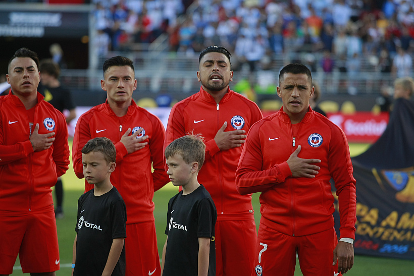 Los jugadores de Chile cantaron el himno pese a la 