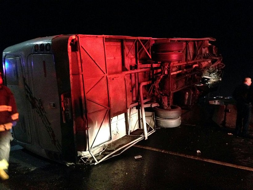 Dos muertos y cerca de 40 heridos dejó el volcamiento de un bus en la Ruta 5 Sur