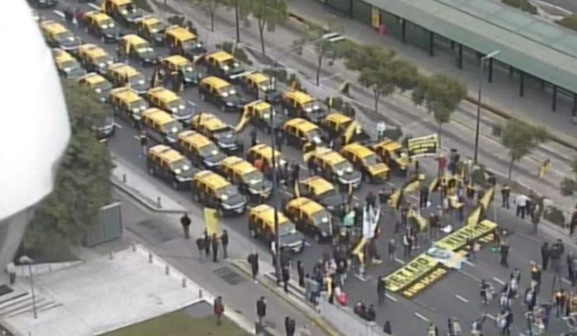 Más de cinco mil taxistas bloquearon el centro de Buenos Aires en protesta contra Uber