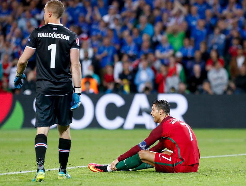 Portugal con Cristiano Ronaldo logró un deslucido empate ante Islandia en su debut en la Euro