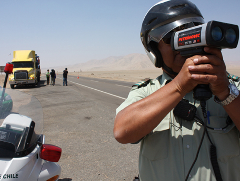 Detuvieron a un conductor que manejaba a 214 km/h en las cercanías de Baquedano Detuvieron a un conductor que manejaba a 214 km/h en las cercanías de Baquedano