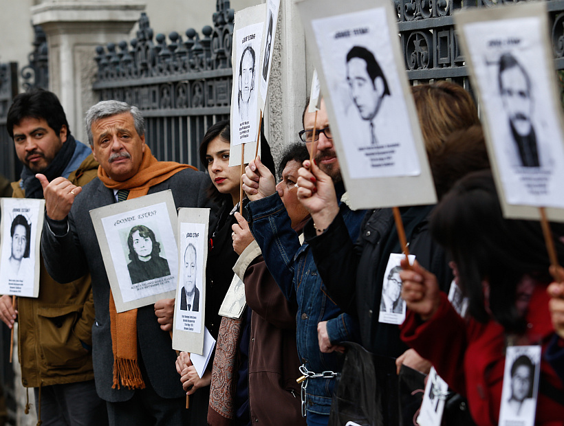 Familiares de detenidos desaparecidos se encadenaron en el ex Congreso Nacional