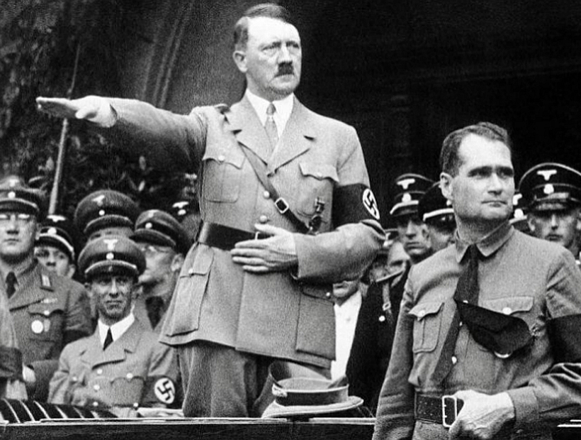 Argentino compró una chaqueta militar y otros objetos de Hitler en una subasta