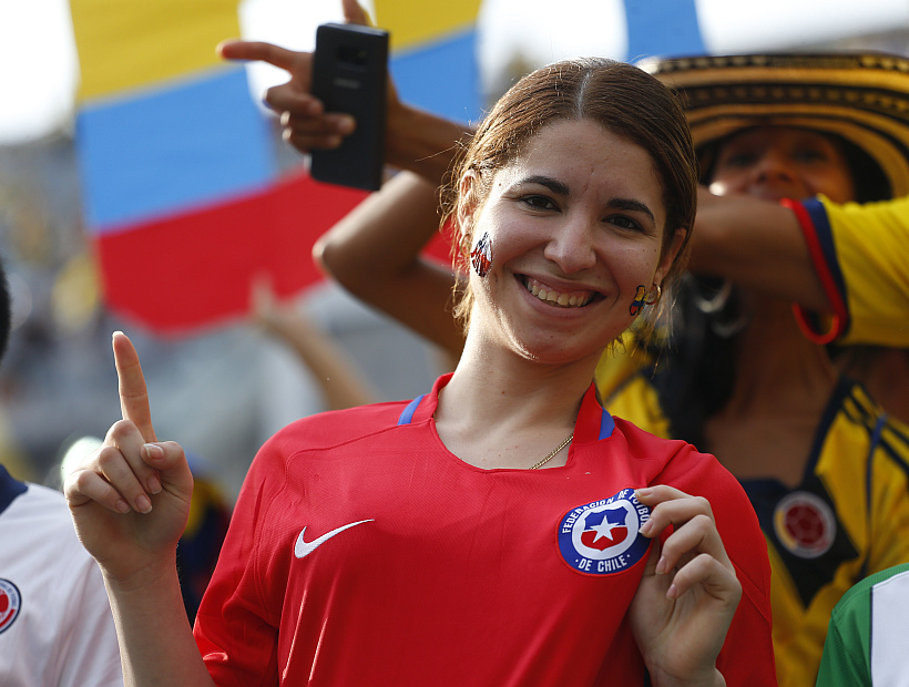El color y alegría de las hinchadas de Chile y Colombia en Chicago