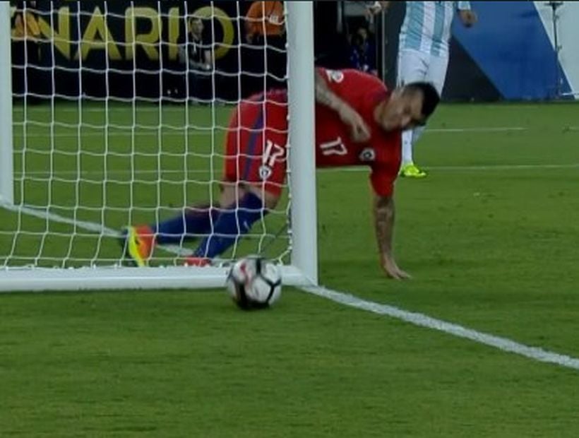 Gary Medel chocó con el poste del arco tratando de evitar el gol de Higuaín