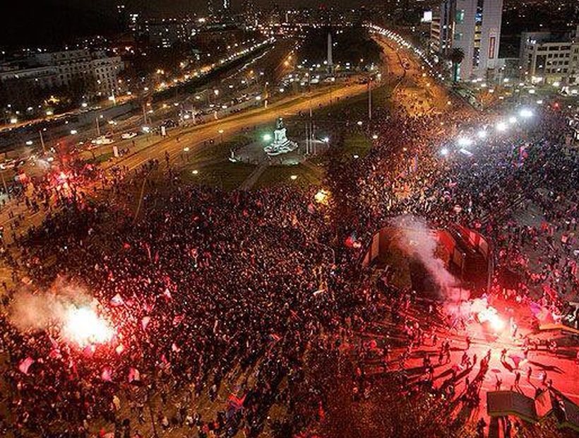 Miles de hinchas celebran en la Plaza Italia un nuevo título para Chile