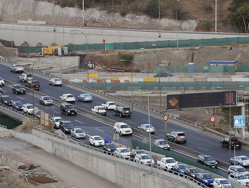 Carabineros estima que 140 mil vehículos regresen hoy a Santiago