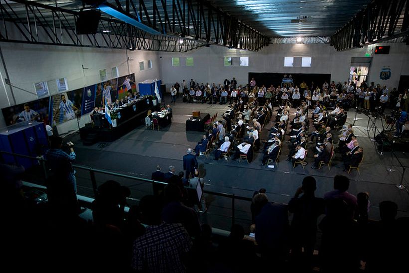 Día negro para el fútbol trasandino: Luis Segura renunció a la presidencia de AFA