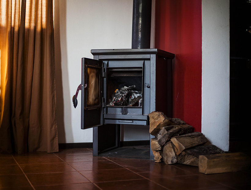 Industria de calefactores calificó de "inentendible" la propuesta de Orrego de prohibir la leña