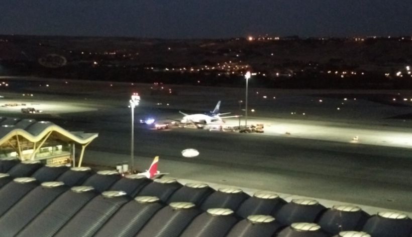 Policía y Bomberos del Aeropuerto de Madrid rodean avión de Latam que aterrizó de emergencia