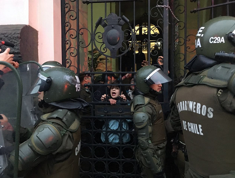 Desalojaron municipalidad de Santiago luego que un grupo de secundarios intentó tomarse el recinto