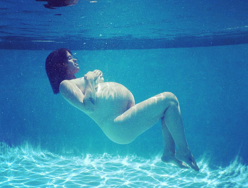 Alanis Morissette lució su embarazo bajo el agua a sus 42 años