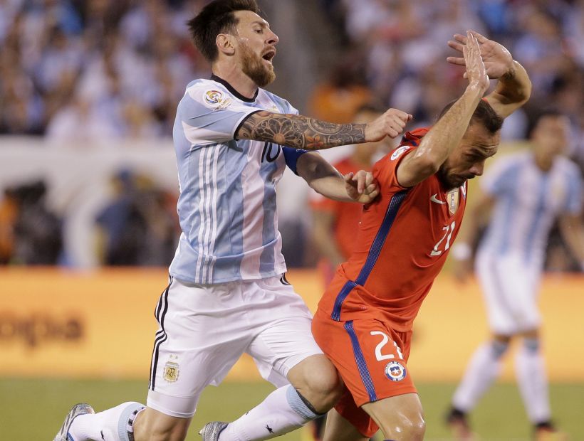 Marcelo Díaz se perderá el duelo con Paraguay por la expulsión ante Argentina