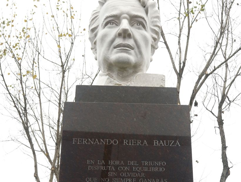 Inauguraron una escultura en homenaje al ex entrenador Fernando Riera
