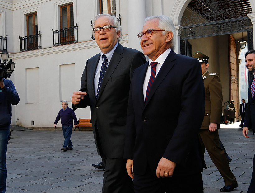 Burgos reapareció en La Moneda y almorzó con el ministro Fernández