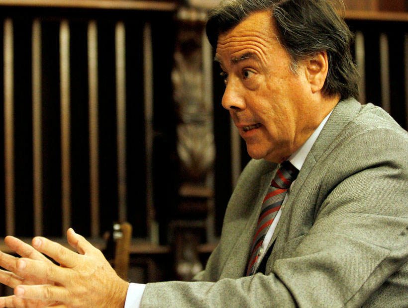Urrutia acusa al PC de "involucrar a las FF.AA" con indagatorias por pensiones de Gendarmería