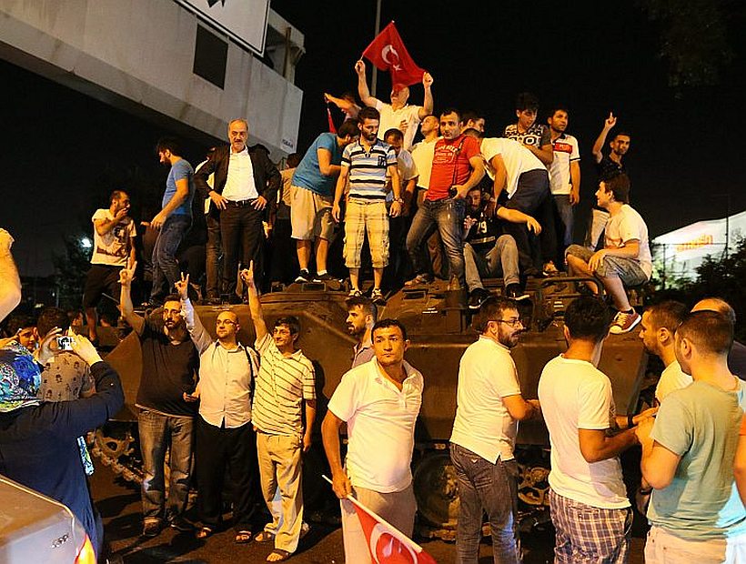 Presidente Erdogan afirmó que los responsables por intento de golpe "pagarán un alto precio por su traición"