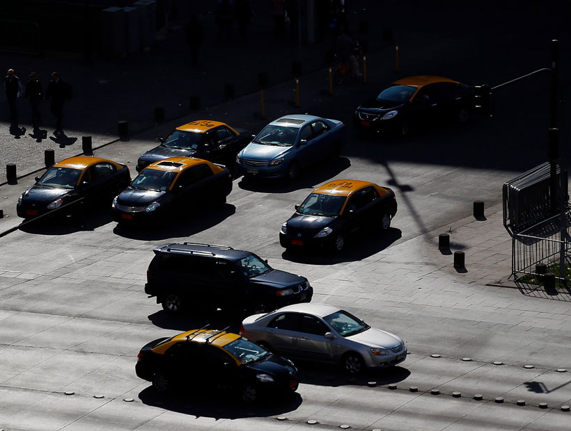 Taxistas lanzarán aplicación para competir con Uber con Cabify Taxistas lanzarán aplicación para competir con Uber con Cabify