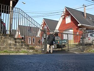Obligan a vecinos a derribar rejas que levantaron para más ...