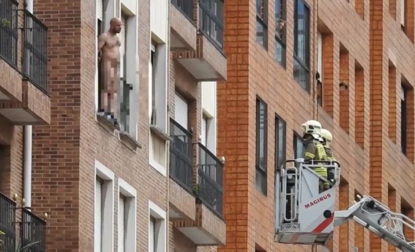 Graban increíble rescate de un hombre desnudo que colgaba desde un cuarto piso en España