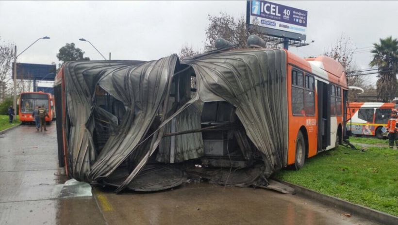 Otra vez: bus del Transantiago se partió en dos tras accidente en Avenida Pajaritos