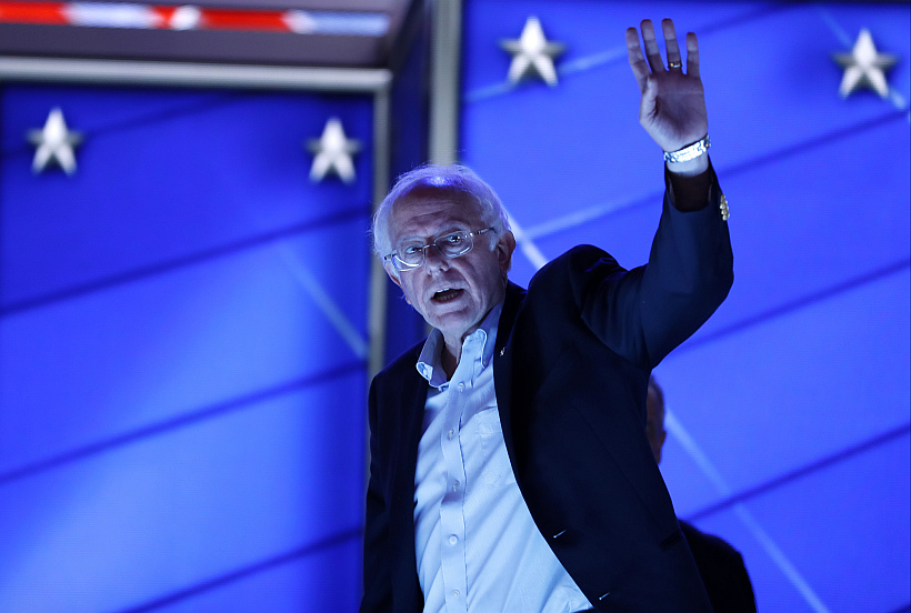 Bernie Sanders trató de calmar a sus partidarios en medio de una tensa Convención Demócrata