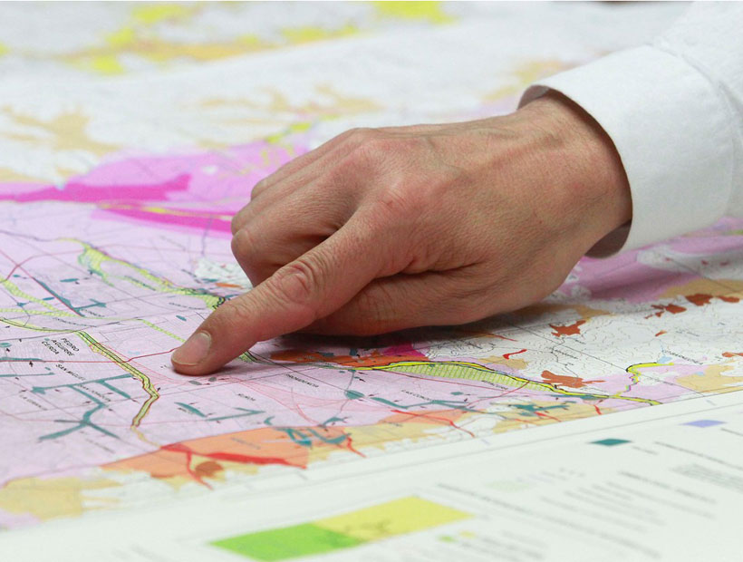 Sernageomin entregó el mapa de los peligros geológicos de Santiago Sernageomin entregó el mapa de los peligros geológicos de Santiago