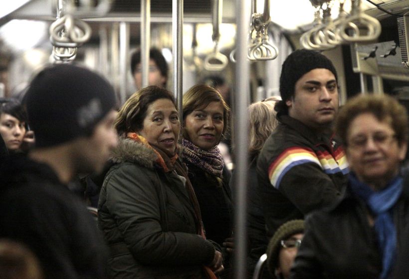 Pasajeros de la línea 1 se sorprendieron con mensajes de un optimista conductor del Metro de Santiago Pasajeros de la línea 1 se sorprendieron con mensajes de un optimista conductor del Metro de Santiago