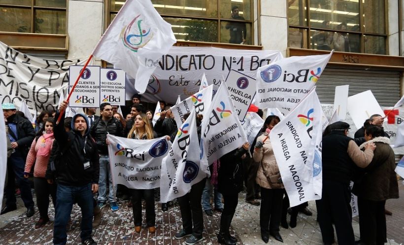 Tras casi dos meses los trabajadores del Banco BCI terminaron la huelga