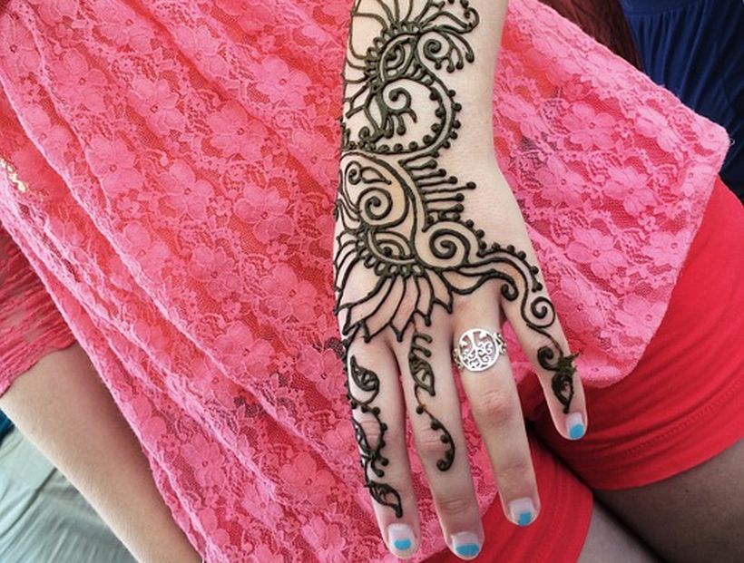Los problemas que pueden generar los tatuajes de henna negra