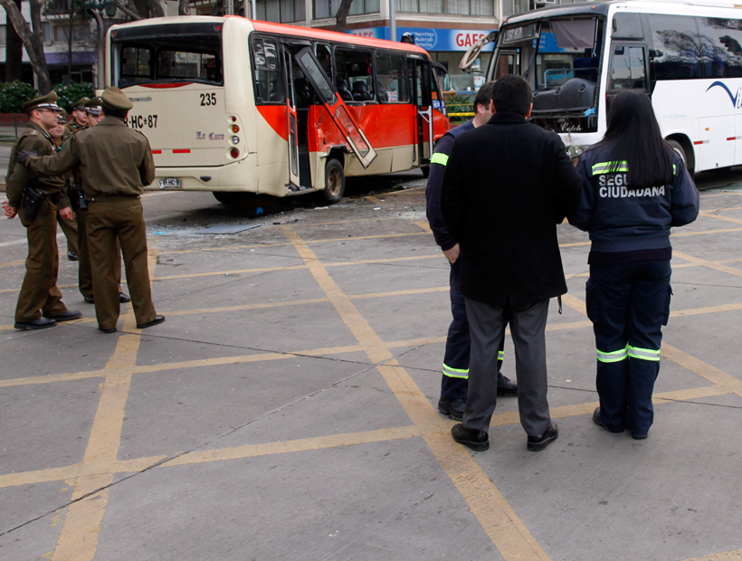 Choque de dos micros dejó 32 heridos en pleno centro de Viña del Mar