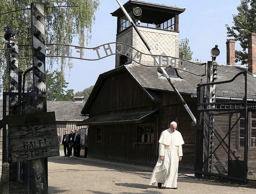 Papa recorrió en silencio campos de concentración y pidió perdón por 