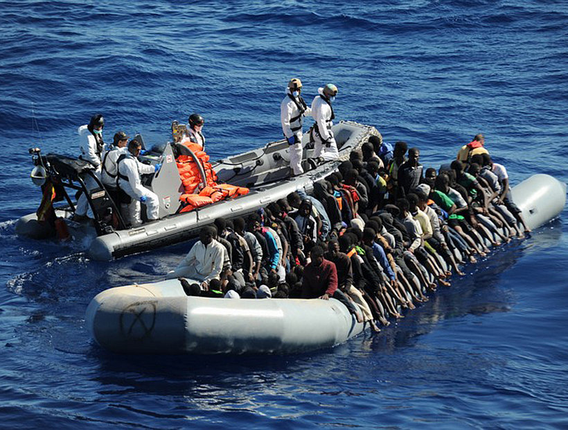 Recuperan cinco cuerpos de inmigrantes y rescatan a más de mil en el Mediterráneo