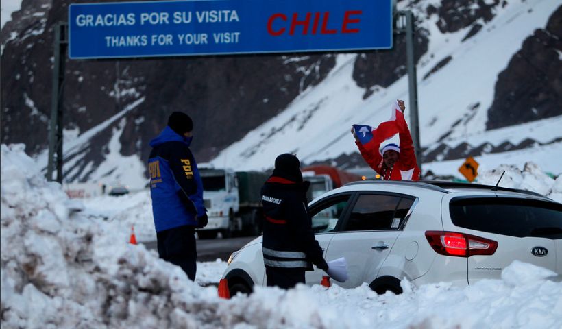 Nieve acumulada obliga a cerrar dos pasos fronterizos hacia Argentina