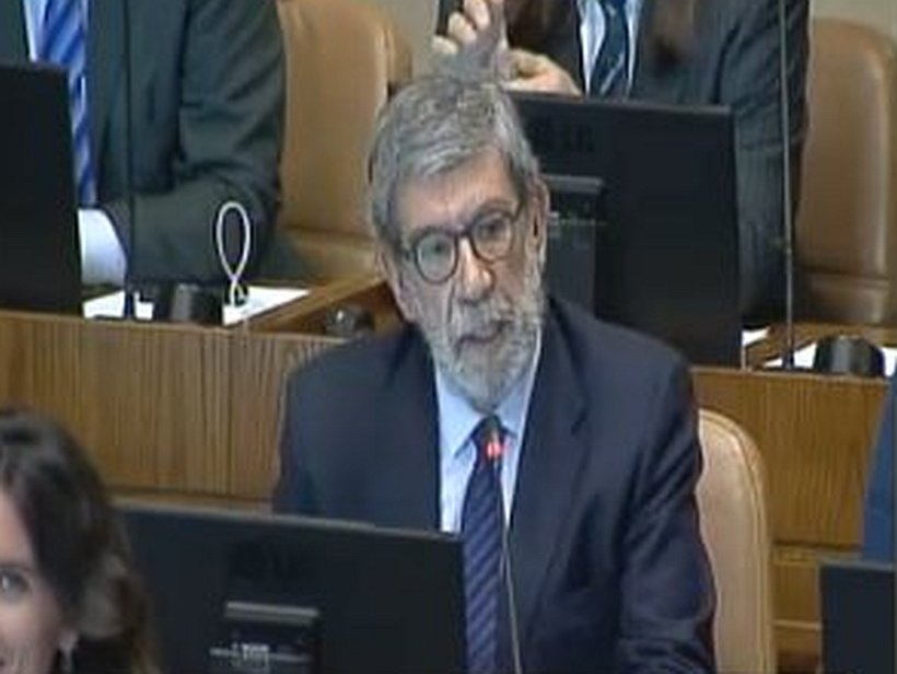 Diputado Schilling en la interpelación: "Fuera, viejas cul..." Diputado Schilling en la interpelación: "Fuera, viejas cul..."