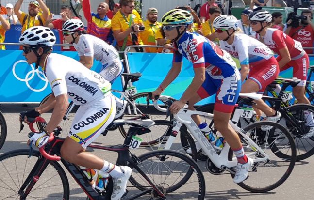 Paola Muñoz abandonó la competencia de ciclismo en ruta en el kilómetro 104